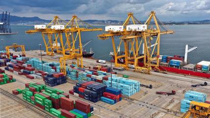 大連港 遼寧港口集團(tuán)的樞紐力量與大連產(chǎn)業(yè)的國際化窗口